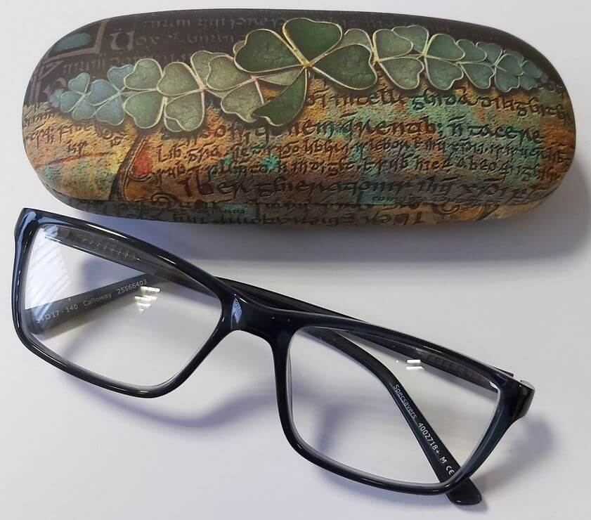Hartschalenbrillenetui aus Irland  im Kleeblatt Design mit keltischem Schrift