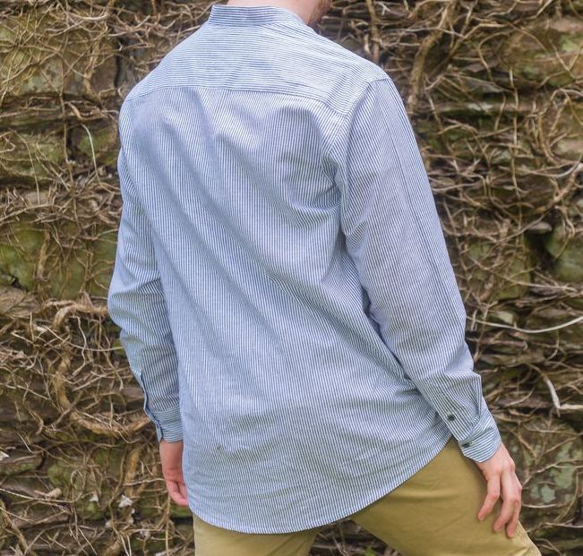 Irisches Leinenhemd mit Stehkragen. Blauweiss gestreift. Unisex Irisches Leinenhemd mit Stehkragen. Blauweiss gestreift. Unisex M