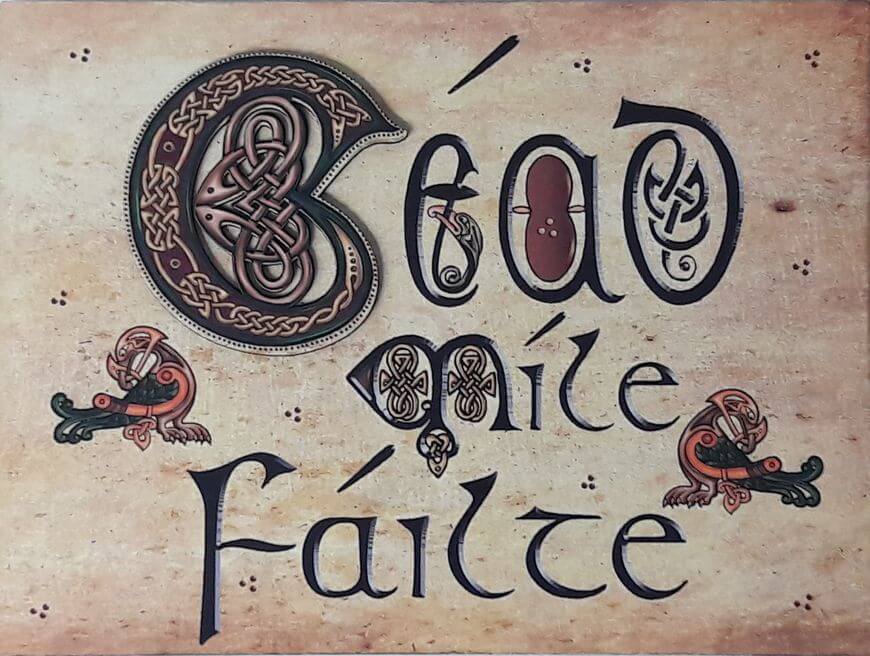 Holzschild mit irischem Begrüßungspruch Holzschild mit irischem Begrüßungspruch