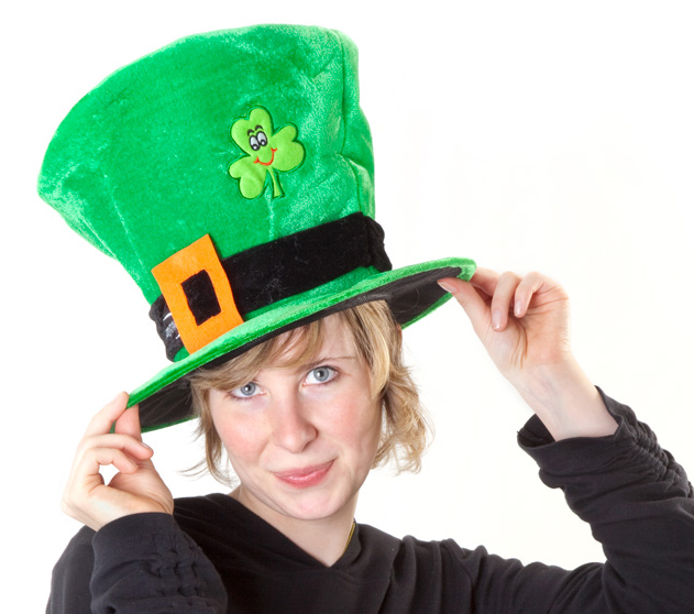 Irischer Partyhut. Leprechaun-Top-Hat mit Schnalle und Shamrock. Einheitsgröße