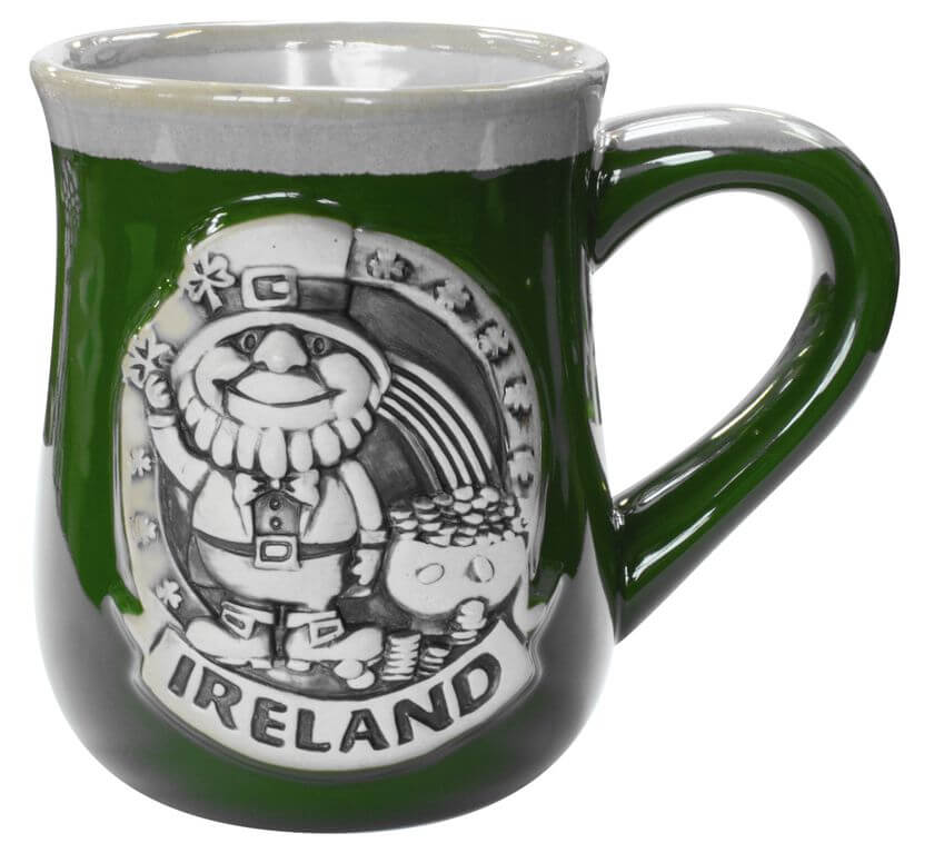 Grüner Keramik-Henkelbecher Leprechaun und IRELAND Schriftzug