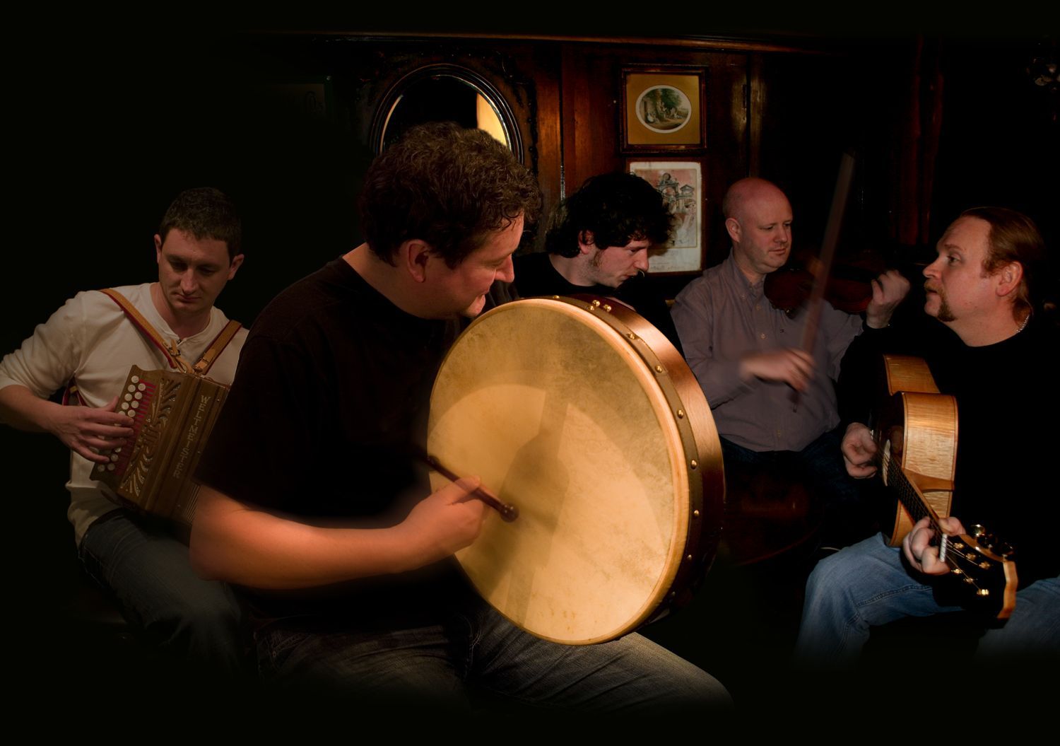Bodhran aus Irland, irische Rahmentrommel in Session Bodhran aus Irland, irische Rahmentrommel in Session