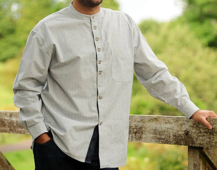 Irisches Hemd. Glatte Baumwolle. Stehkragen. Altweiß m. Streifenmix XXL