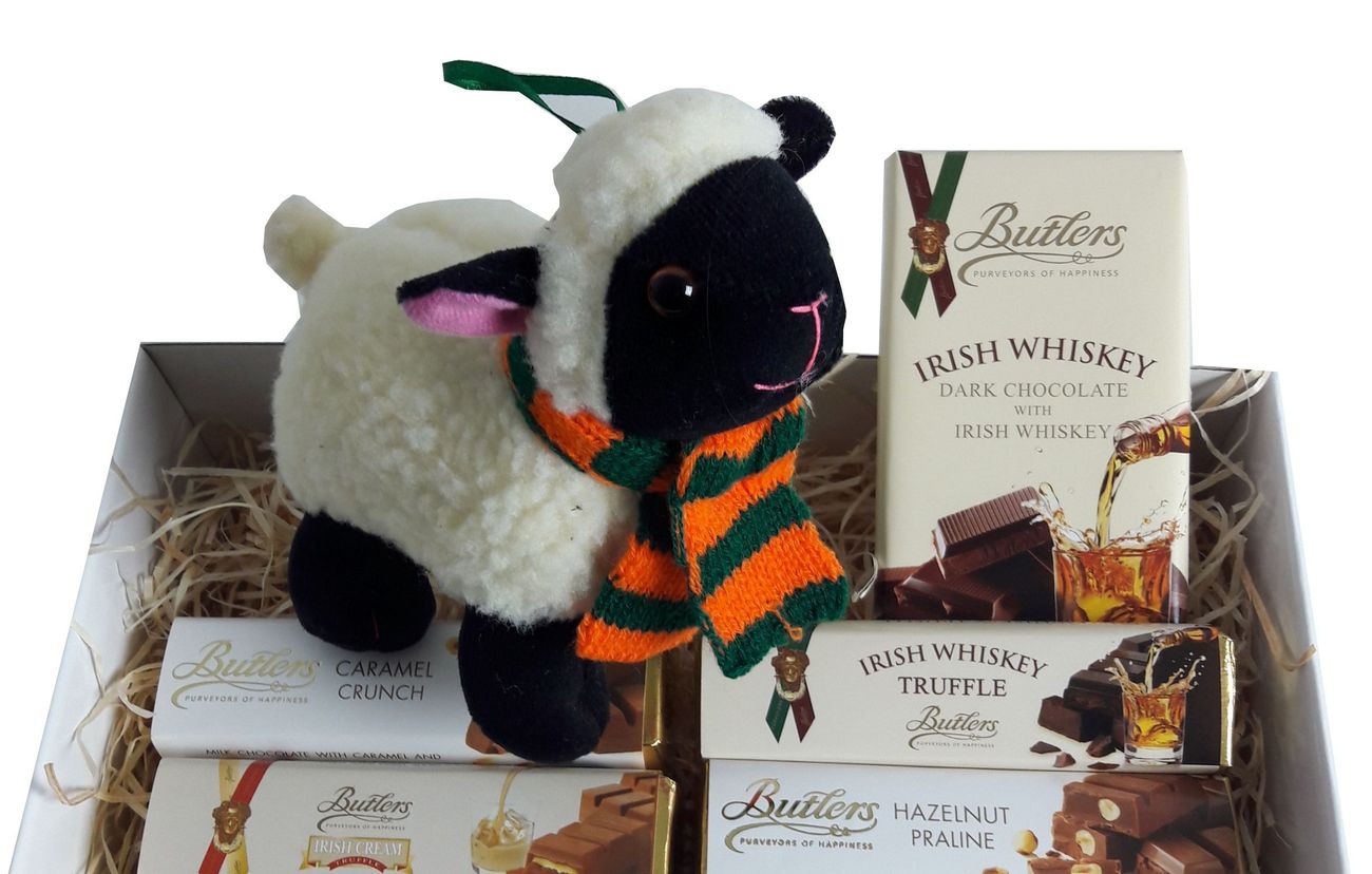 Irisches Osterpakrt mit Schäfchen und Butlers Irish.FREI