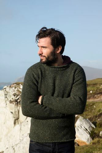 Irischer Tweedpullover mit kleinen Rollkragen. Grün meliert XXL