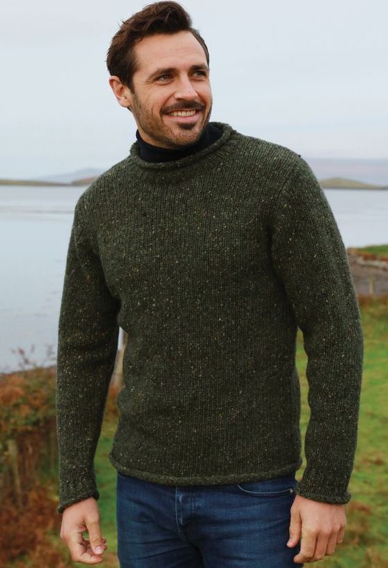 Irischer Tweedpullover mit kleinen Rollkragen. Grün meliert M