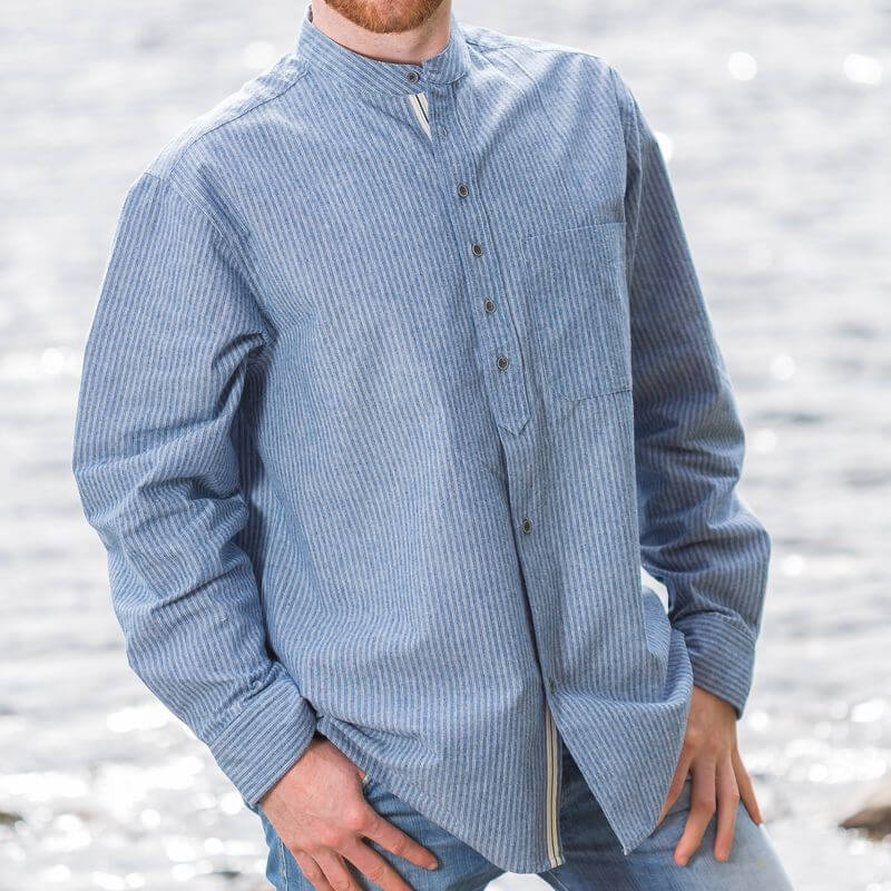 Irisches Herrenhemd aus glatter Baumwolle mit Stehkragen im blauweißen Streifenmix M