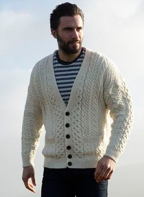 Irische Aran Herren Strickjacke aus Wolle. Naturweiss L