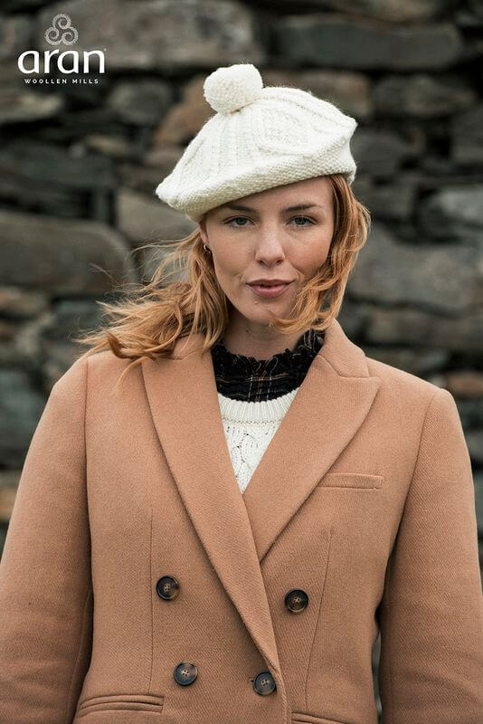 Handgestrickte irische Damenwollmütze im Béret-Stil