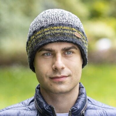 Irische Krempel-Strickmütze Grau Melange mit grünen Streifen