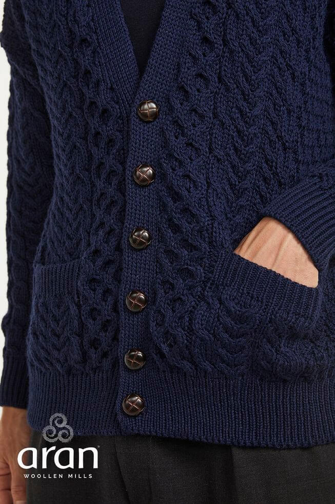 Irische Herren Strickjacke aus Wolle im Aran Stil. Dunkelblau XXL
