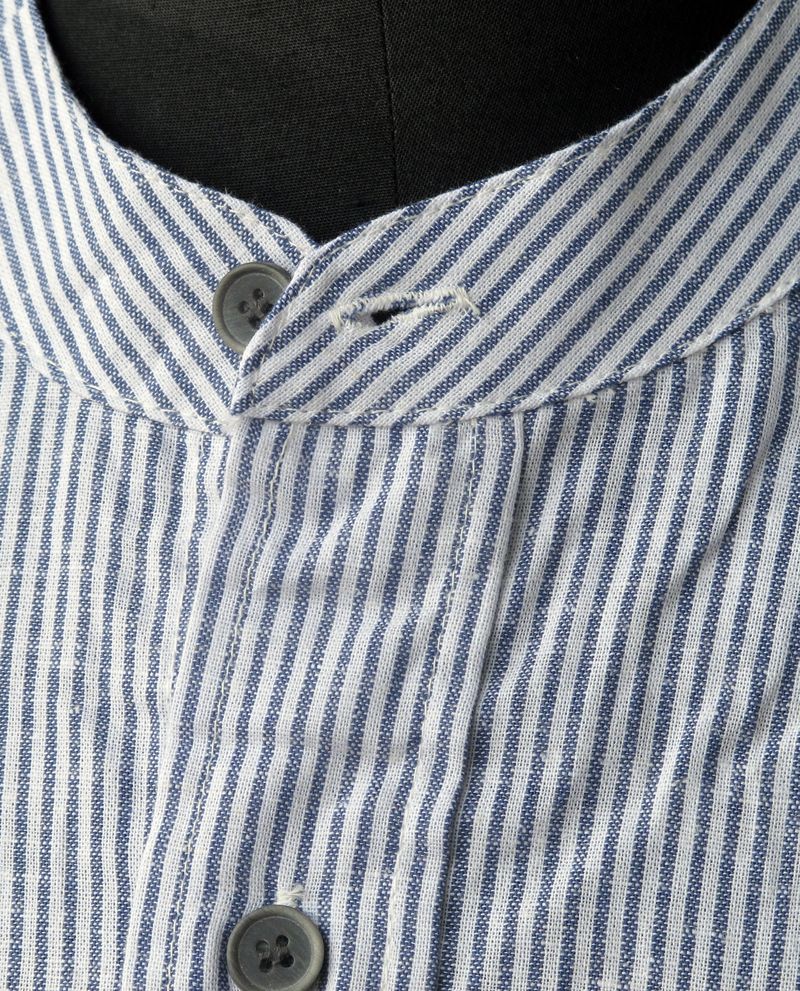 Irisches Leinenhemd mit Stehkragen. Blauweiss gestreift. Unisex Irisches Leinenhemd mit Stehkragen. Blauweiss gestreift. Unisex M