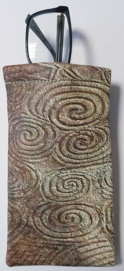 Das Brillen-Einstecketui im keltischen Runensteinmuster
