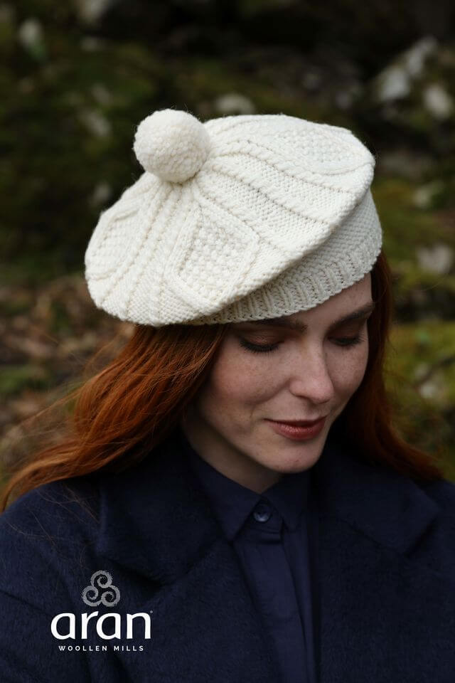 Handgestrickte irische Damenwollmütze im Béret-Stil