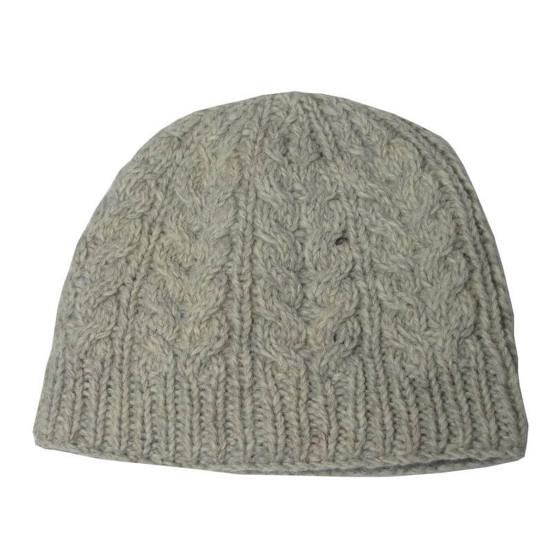 Irische Wollmütze mit Aran Strickmustern. Hellbeige.