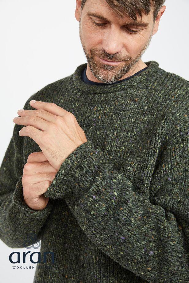 Irischer Tweedpullover mit kleinen Rollkragen. Grün meliert L