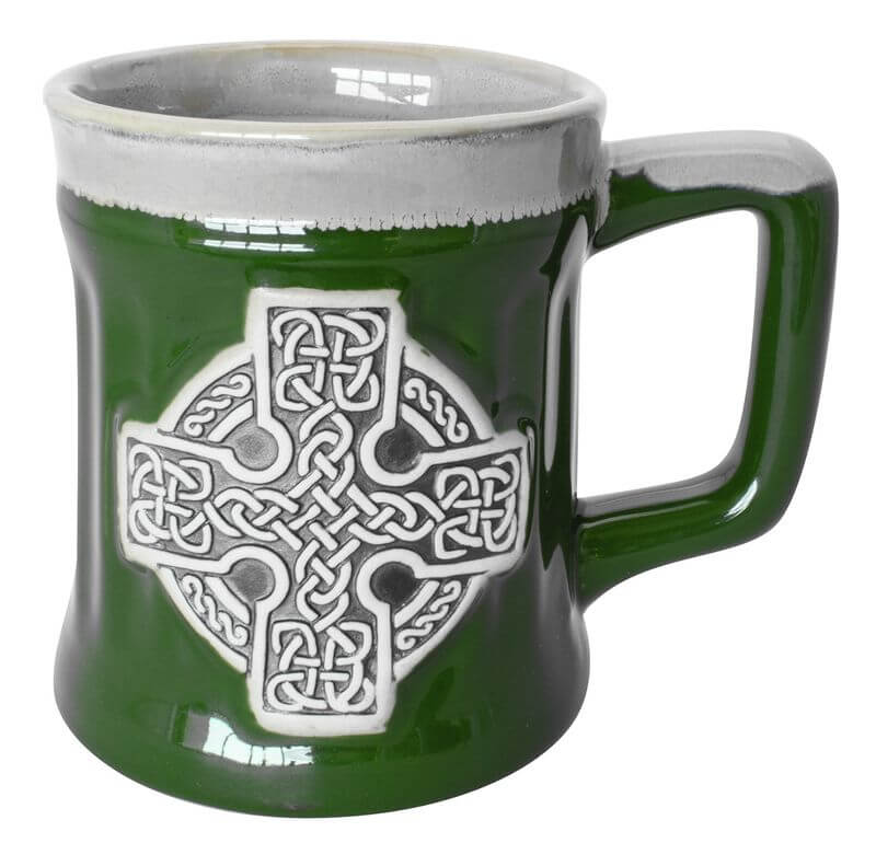 Grüner Irischer Keramikbecher mit keltischem Kreuz